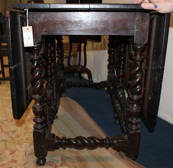 A Charles II oak gateleg table, extends to 4ft 10in. x 4ft 6in. x 2ft 5.5in.